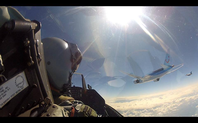 Illustration for article titled Extremely rare photo of two armed F-16s escorting a Boeing Dreamliner